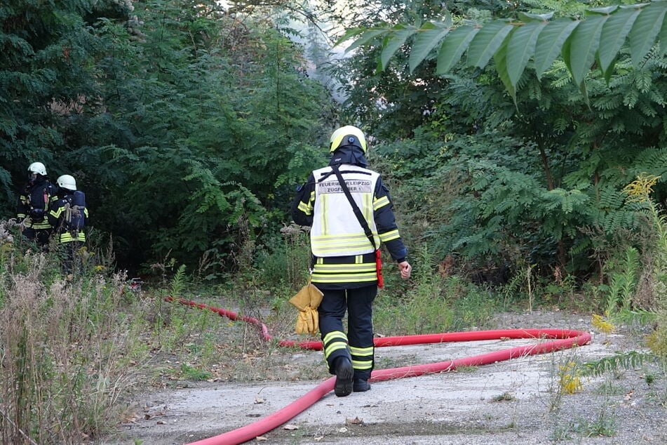 Insgesamt 21 Feuerwehrleute wahren vor Ort, um das Feuer zu löschen.