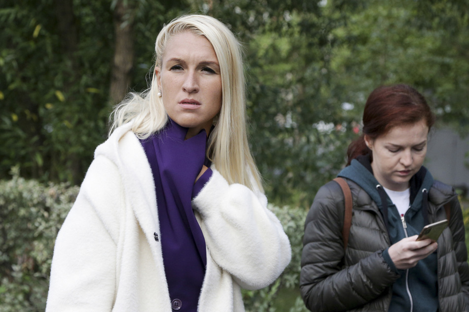 Anastassija Wassiljewa (l), Nawalnys persönliche Ärztin, trifft im Omsker Ambulanzkrankenhaus Nr. 1 ein.