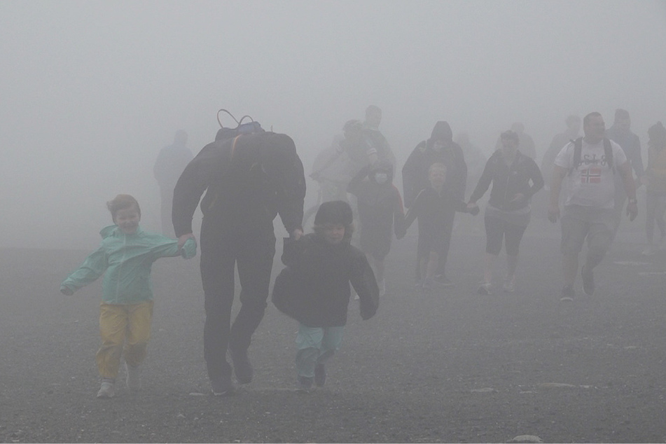 Kleine Leichtgewichte mussten am Sonntag auf dem Brocken von ihren Eltern gut festgehalten werden.