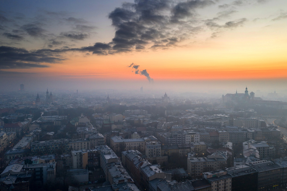 Smog ist über der Stadt Krakau zu sehen. Trotz der Ausgangsbeschränkungen aufgrund der Corona-Pandemie ist die Luftverschmutzung in Krakau immer noch relativ hoch.