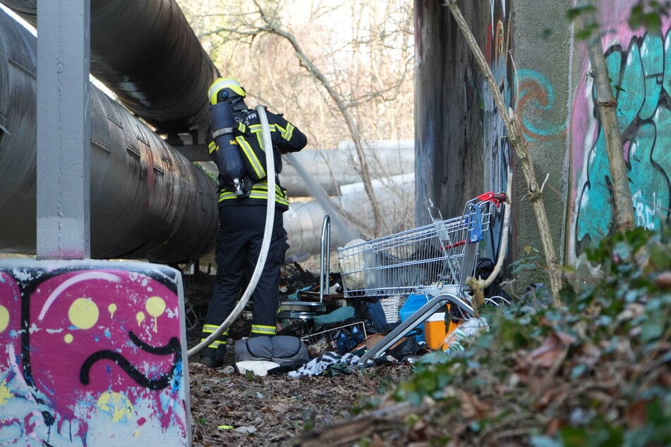 Wie es zu dem Brand kam, sei derzeit noch unklar.