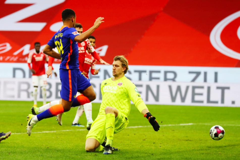 Tyler Adams (2.v.r.) erzielt sein erstes Bundesliga-Tor und trifft zum 1:0 für RB! FSV-Keeper Robin Zentner (r.) hat keine Chance.