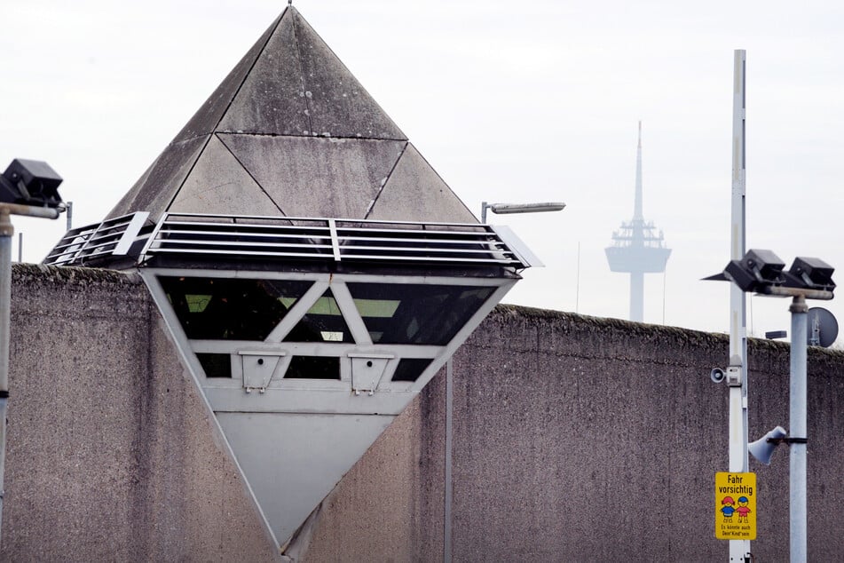 Wachtürme und Sicherheitskameras sind auf der Mauer der Justizvollzugsanstalt Ossendorf zu sehen.