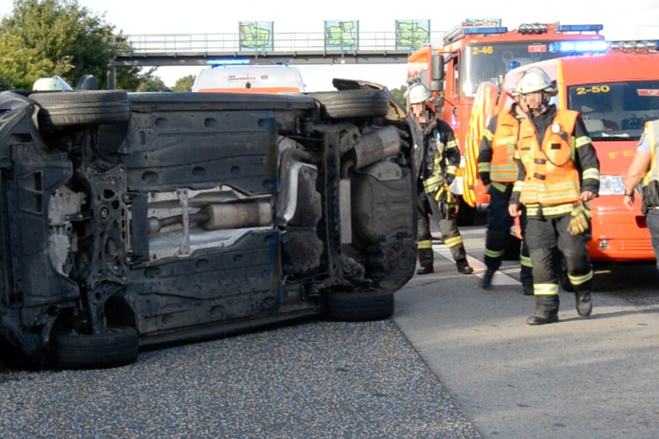 Schwerer Unfall auf der A5 bei Frankfurt: Ein schwarzer Škoda kam nach einem Zusammenprall ins Schleudern und blieb auf der Seite liegend stehen.