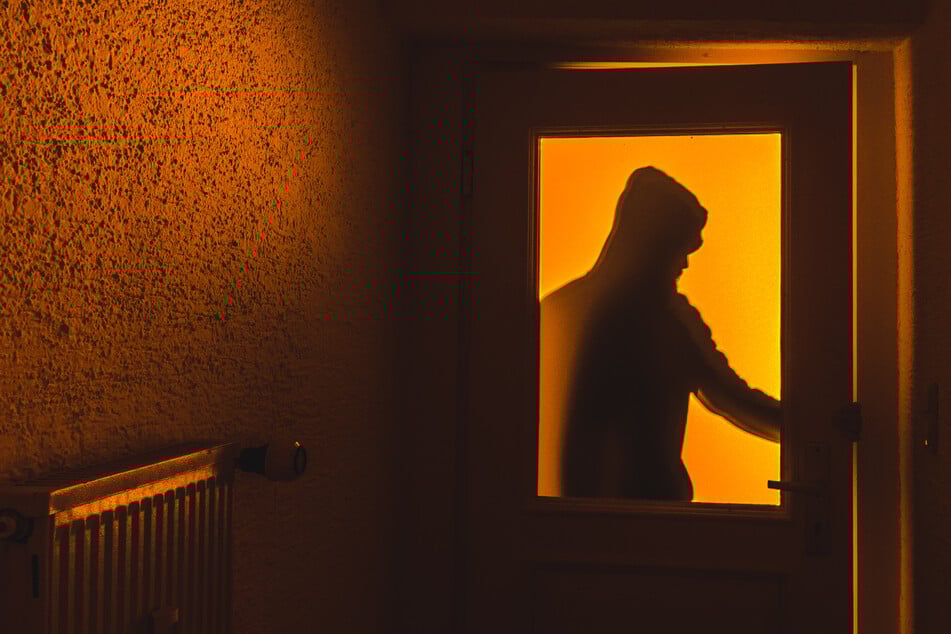 Videokamera schlägt Alarm: Mann hält Einbrecher fest, bis Polizei kommt