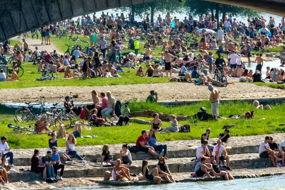 Hunderte Menschen belagern die Frühlingsanlagen an der Isar. Steigende Infektionszahlen und Sorglosigkeit in der Bevölkerung bereiten der Regierung Sorge.
