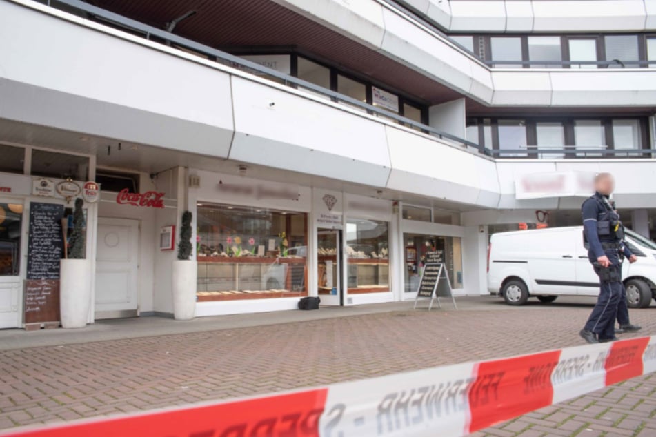Ein bekannter Juwelier in der Leverkusener Innenstadt wurde am Mittwochmorgen von dem Duo überfallen.