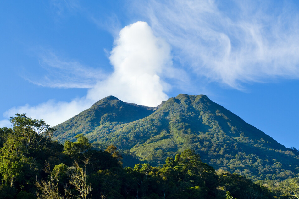 Der Fall ereignete sich auf der indonesischen Insel Sumatra. Im Hintergrund ist der Vulkan Sinabung zu sehen.