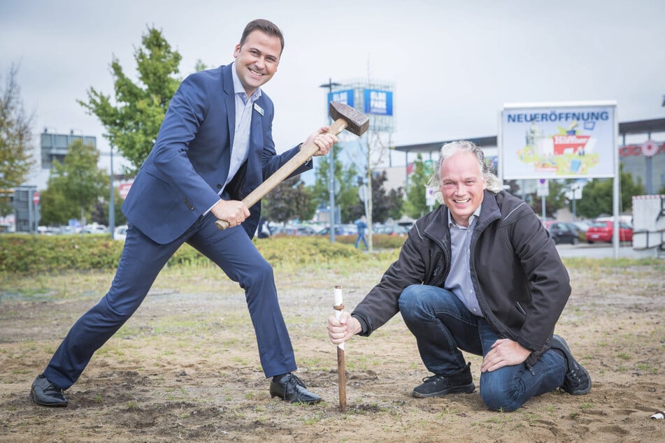 Der Elbepark gab Sarrasani nach der Insolvenz 2016 eine neue Heimat. Center-Manager Gordon Knabe (l.) und Magier André Sarrasani schlagen symbolisch einen Zeltnagel am Elbepark ein.