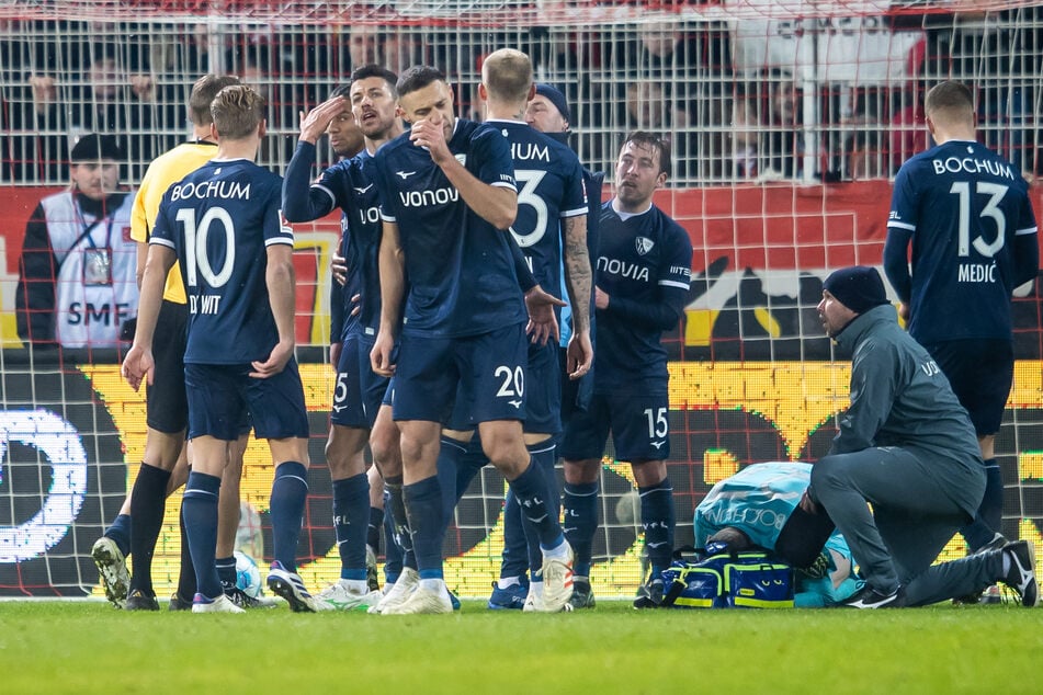 VfL-Keeper Patrick Drewes (31, am Boden) musste nach dem Wurftreffer behandelt werden.