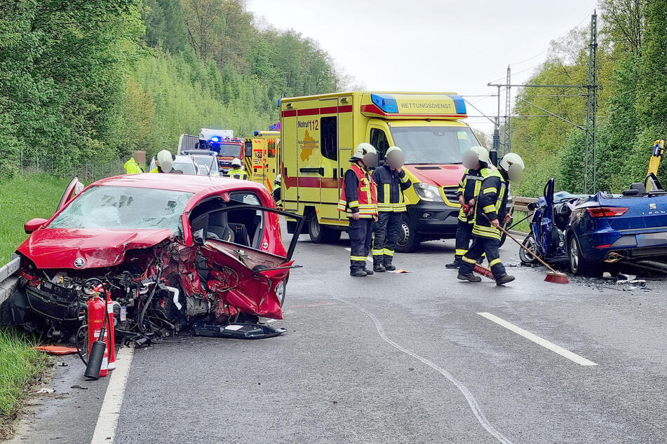 Schwerer Unfall auf der B173n bei Flöha: Zwei Autos krachten frontal zusammen, die Straße musste voll gesperrt werden.