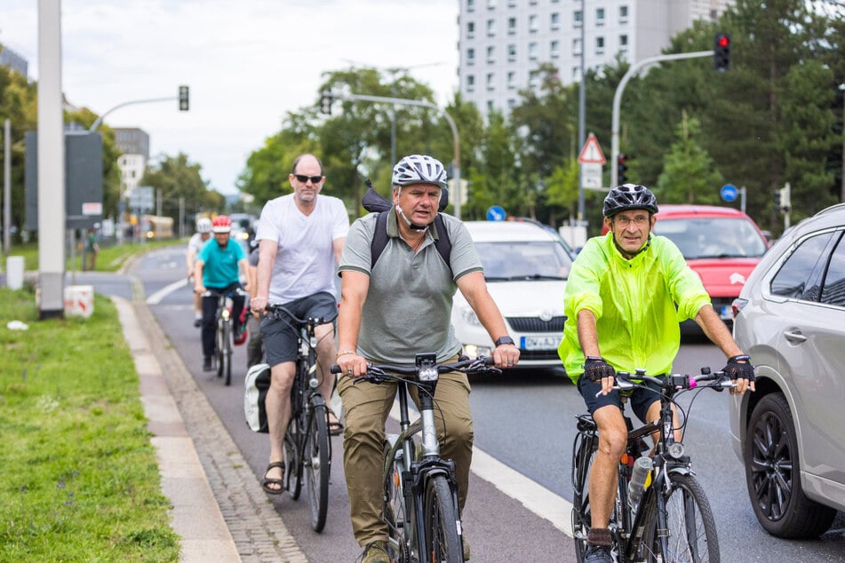 Der OB Dirk Hilbert (54, FDP, 2.v.r.) radelte mit E-Bike mit.