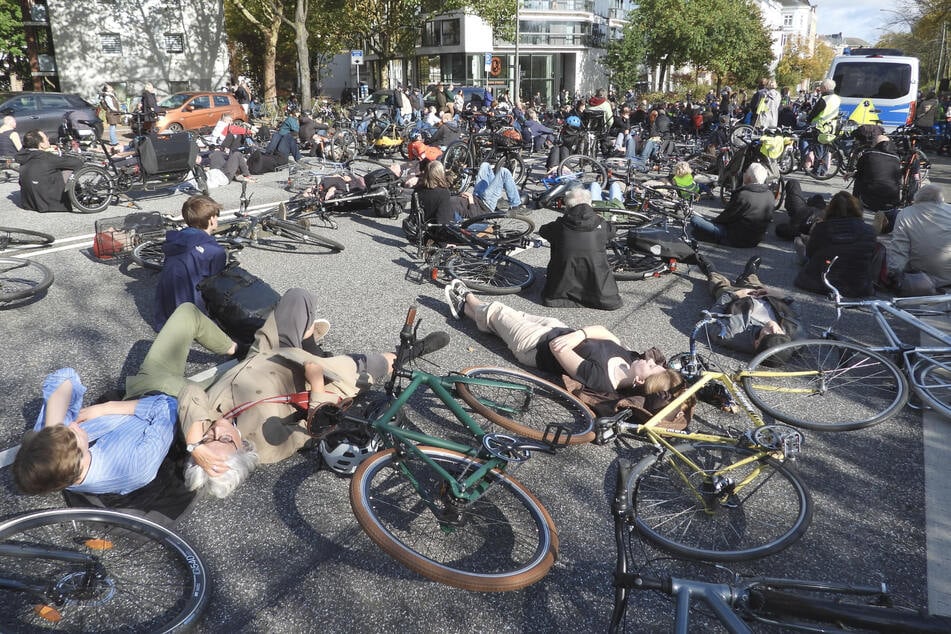 Nach dem tödlichen Fahrradunfall von Wanda Perdelwitz (†41) gab es in Hamburg eine Mahnwache.
