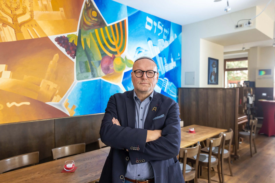 Uwe Dziuballa (56) ist der Betreiber vom jüdischen Restaurant "Schalom" und noch unschlüssig, was die 2G-Regelung angeht.