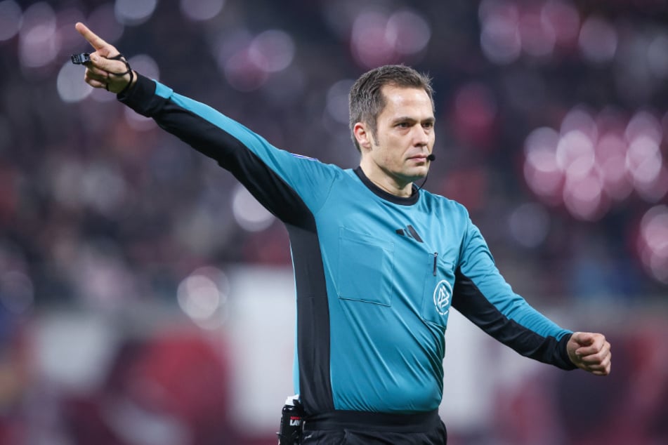 Schiedsrichter Robert Hartmann (46) räumte nach dem Spiel ein, falsch gelegen zu haben.