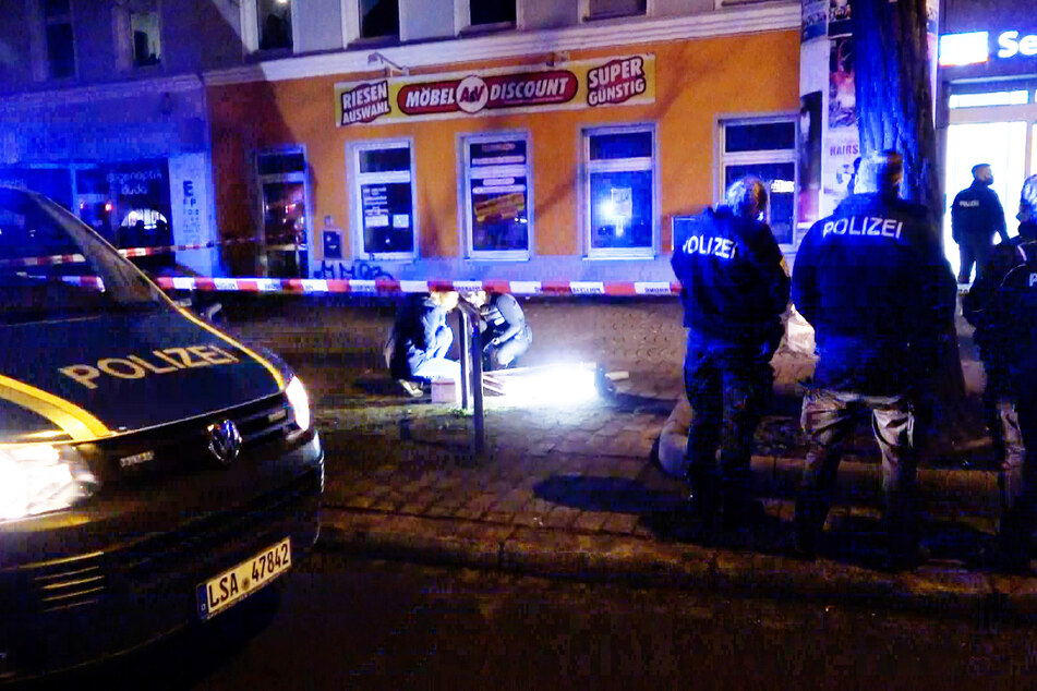 Die Kripo sicherte noch in der Nacht Spuren vom Tatort.