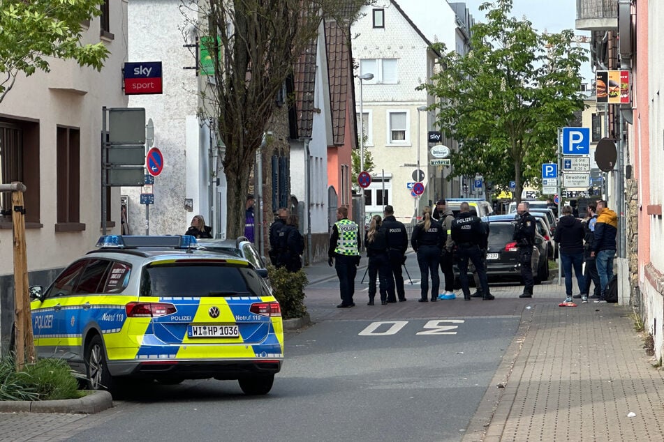 Nachdem eine Person in Rüsselsheim durch Schüsse auf offener Straße lebensgefährlich verletzt wurde, sucht die Polizei nun mit Hochdruck nach dem flüchtigen Täter.