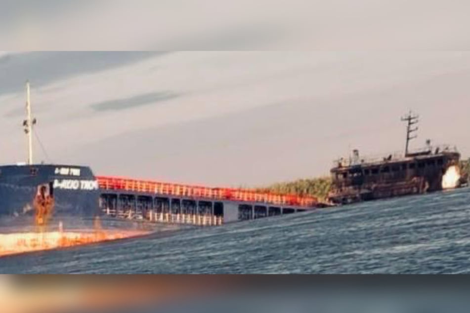 Dieses Foto soll ein beschädigtes Schiff im Hafen von Astrachan zeigen. Es wurde vom Chef des ukrainischen Präsidentenbüros, Andrij Jermak veröffentlich.