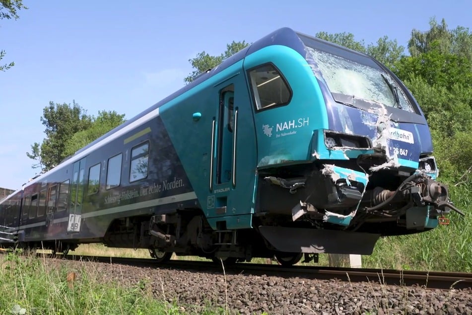 Die Bahn wurde durch den Aufprall stark beschädigt.