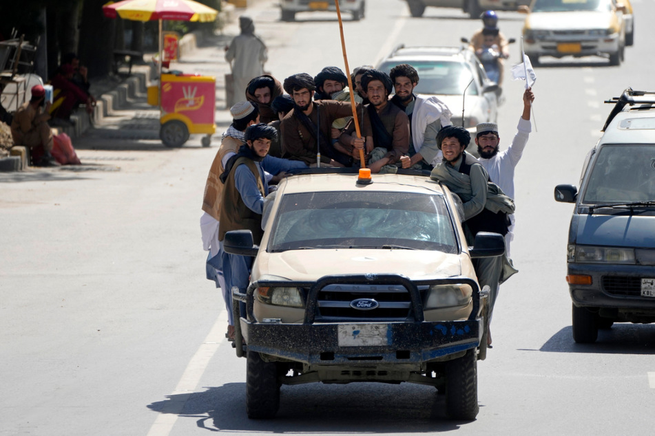 Taliban-Kämpfer feiern den ersten Jahrestag des Abzugs der US-geführten Truppen aus Afghanistan.