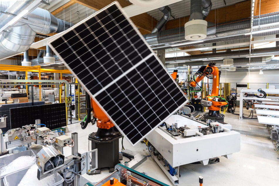 Solarmodul-Montage - wegen der hohen Nachfrage lässt Solarwatt auch in Asien produzieren.