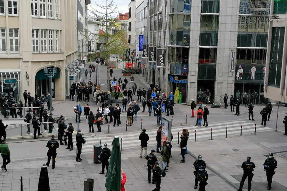 Querdenker versammeln sich trotz Verbot in Stuttgart.