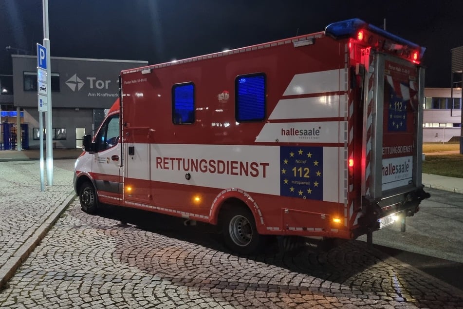Der Rettungsdienst aus Halle transportierte den Patienten in das Klinikum Bergmannstrost.