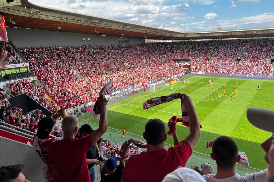 Freude auf den Rängen, hängende Köpfe auf dem Platz: Dynamo liegt plötzlich 0:4 hinten.