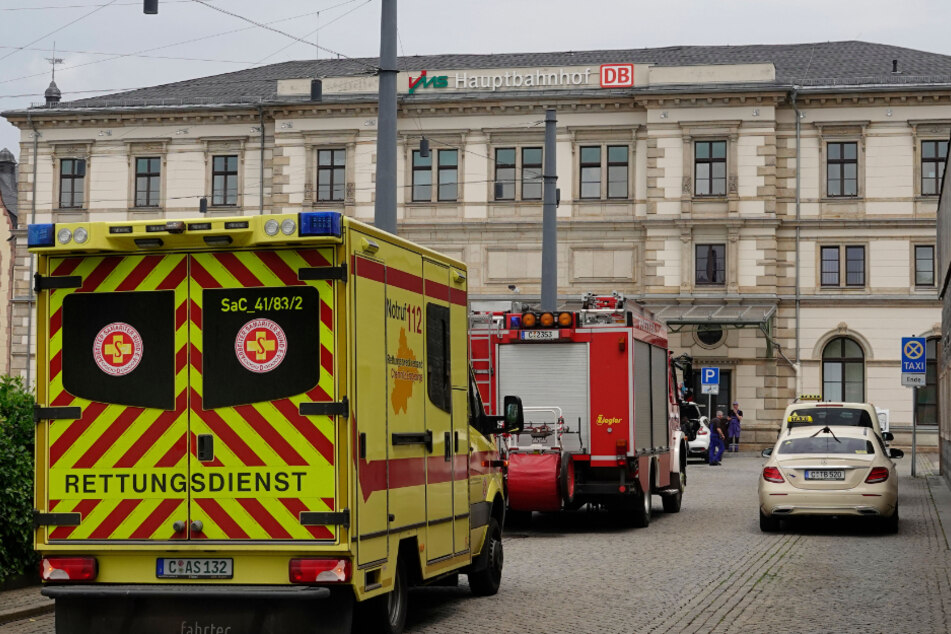 Zeugen meldeten Personen auf dem Dach des Chemnitzer Hauptbahnhofs.