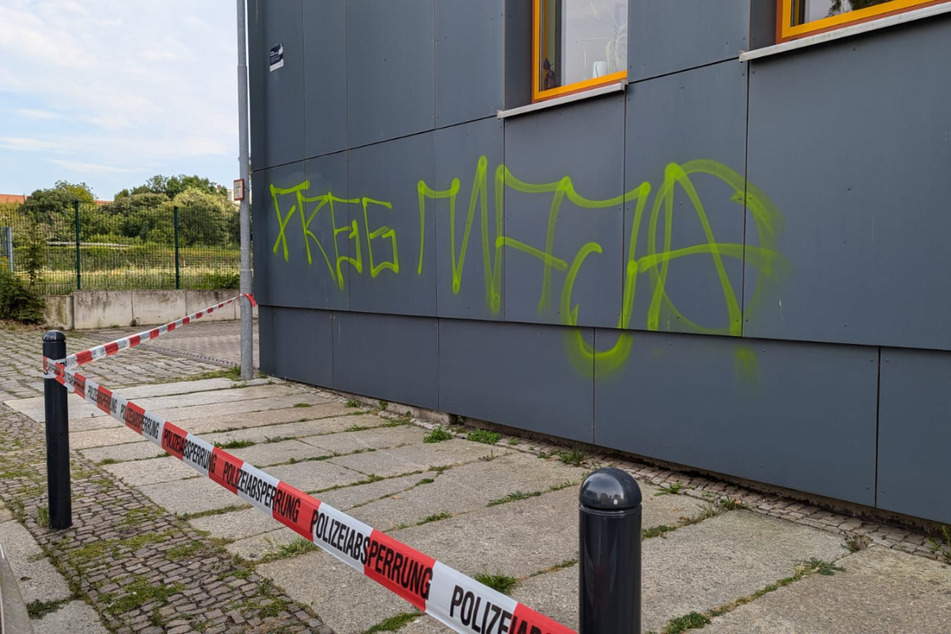 Die Täter solidarisierten sich in einem Schriftzug mit der kürzlich nach Ungarn ausgelieferten Maja T. (23).