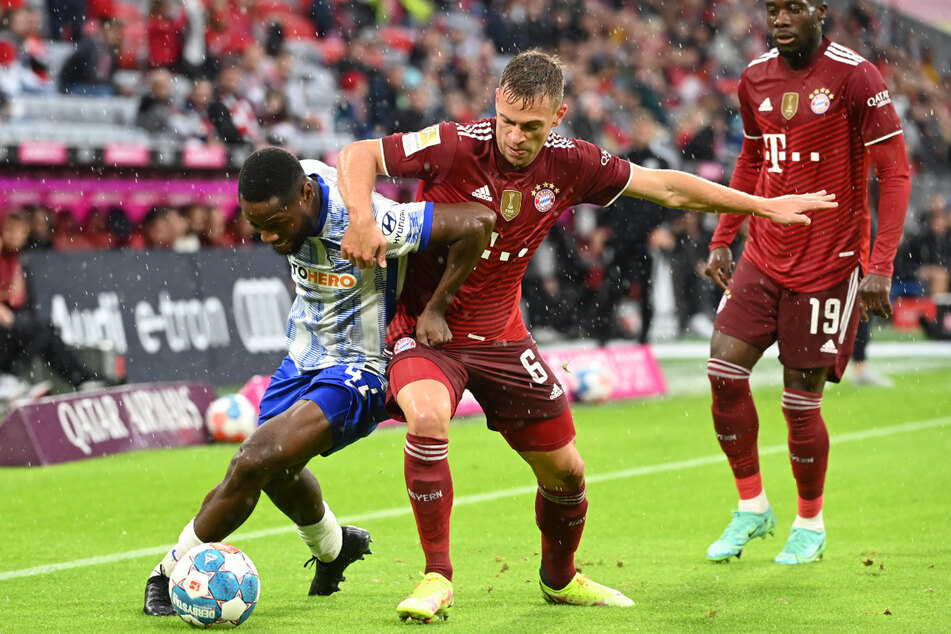 Herthas Deyovaisio Zeefuik (23) im Zweikampf mit Bayern Joshua Kimmich (26). Der Niederländer plagt sich mit Schmerzen im Leistenbereich herum.