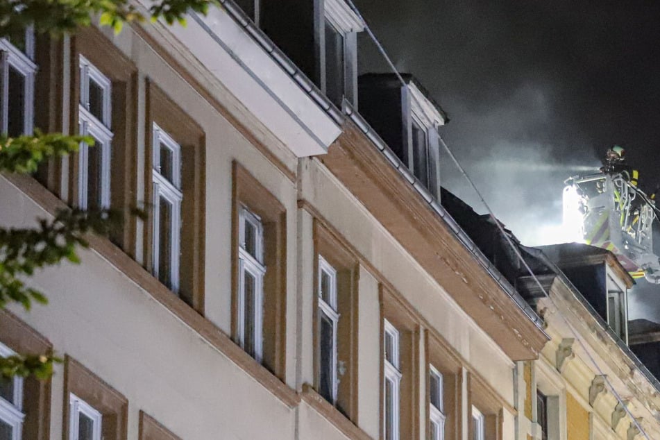 Von oben konnte die Feuerwehr den Brand in der Wuppertaler Schreinerstraße bekämpfen, nachdem alle Personen aus dem Haus und in Sicherheit waren.