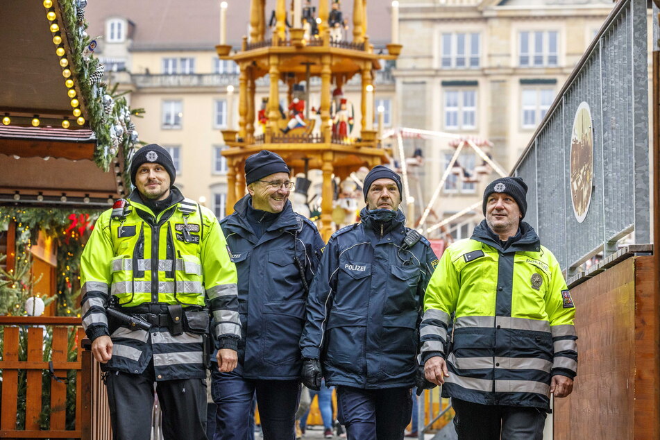 Deutsch-tschechische Striezelstreife: Die Polizisten Lukás Sindelár (37), Peter Waurich (56), David Wortha (42) und Otakar Vanek (50, v.l.).