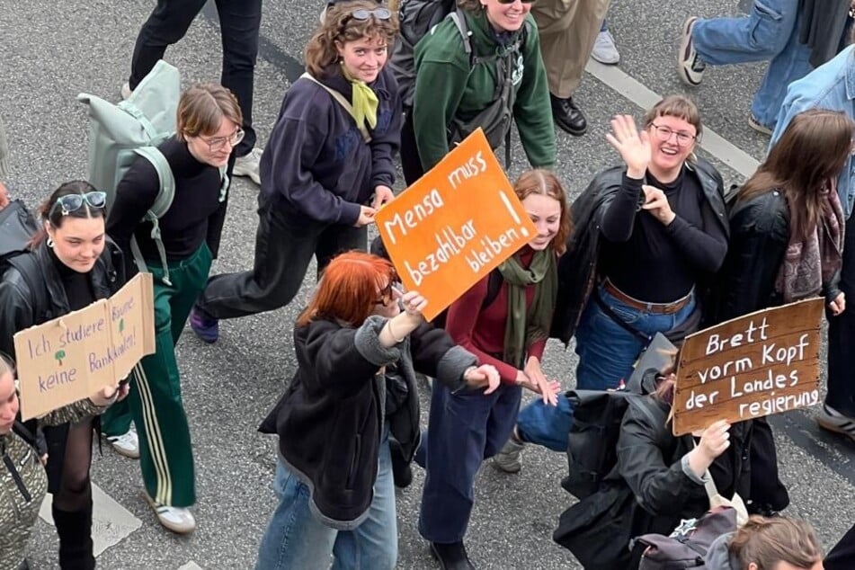 Studenten ließen ihre Vorlesungen sausen und gingen mit Plakate auf die Straßen.