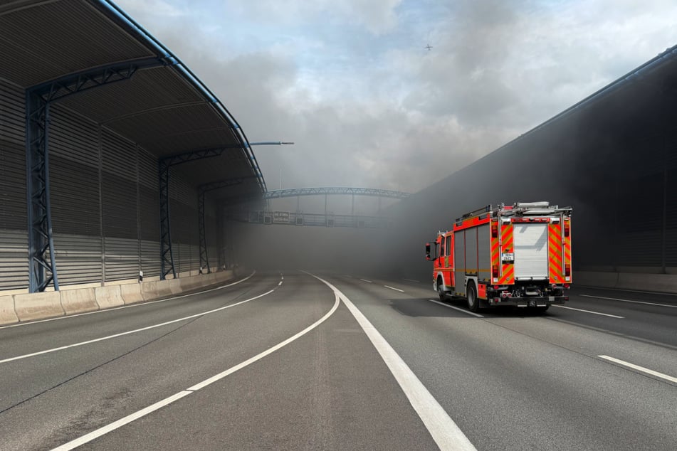 Hamburg: Feuer im Autobahntunnel: A7 in Richtung Norden gesperrt
