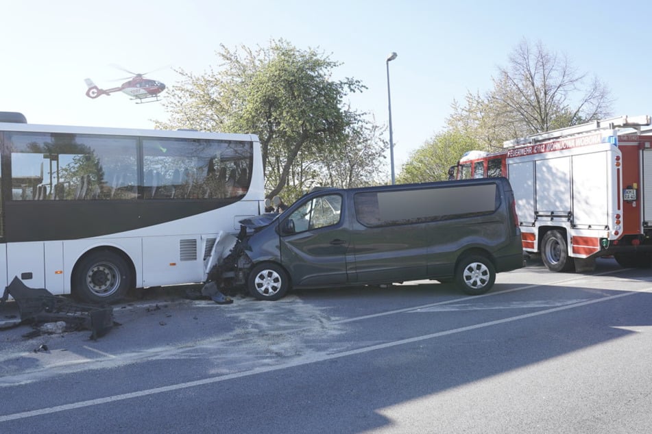 Die Beifahrerin des Kleintransporters musste per Rettungshubschrauber ins Krankenhaus gebracht werden.