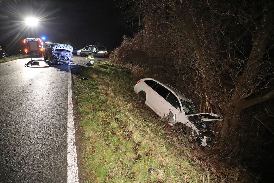 Der Skoda krachte nach dem Crash in einen Straßengraben.