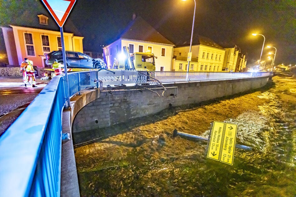 Auch die Infrastruktur wurde in Mitleidenschaft gezogen. Mehrere Streben des Brückengeländers wurden zerstört, sodass eine rund zwei Meter breite Öffnung entstand.