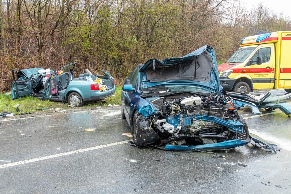 Ein Mazda und ein Audi krachten auf der S258 frontal zusammen.