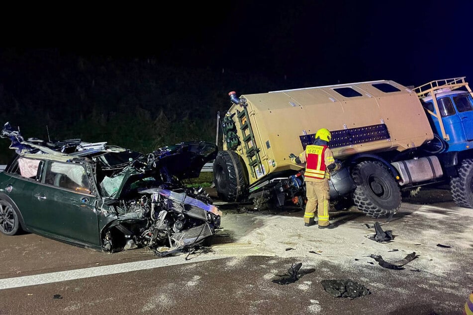 Unfall A: Mini nach Crash mit Wohnmobil-Laster total zerfetzt: 28-Jähriger schwer verletzt