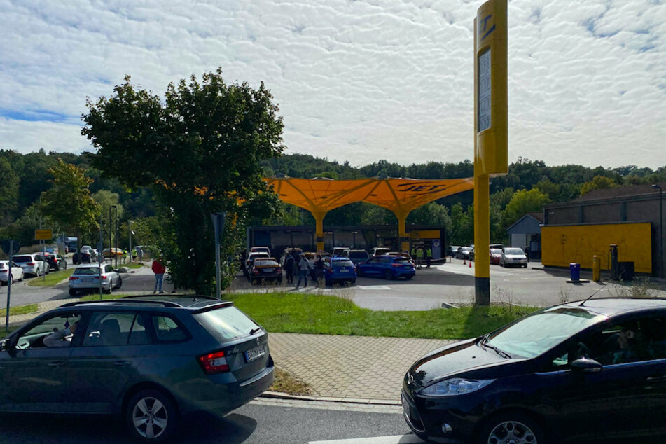 Rund um die Tankstelle kam der Verkehr zum Erliegen und staute sich kilometerlang ins Umland.