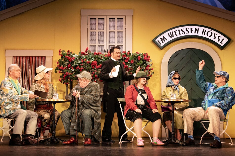 Was passiert, wenn Wunschvorstellungen und Erwartungshaltungen von Städtern und Landbewohnern aufeinanderprallen? Die Neufassung von Franz Wittenbrink wirft einen ebenso humorvollen wie bissig-aktuellen Blick hinter die Kulissen von Tourismus und Übertourismus.