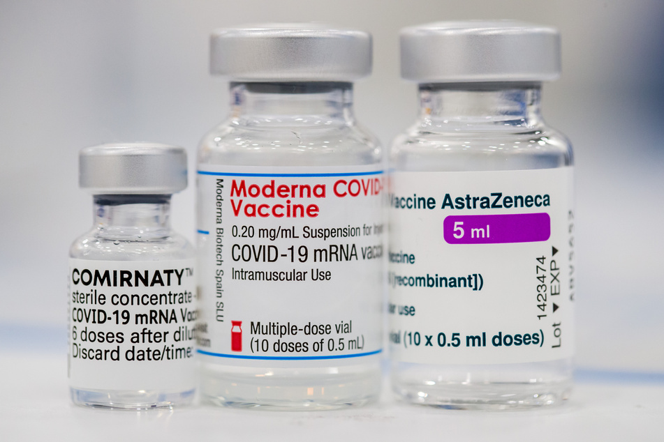 Mit diesen Vakzinen wird derzeit in Deutschland geimpft: BioNTech (l.-r.), Moderna und AstraZeneca.
