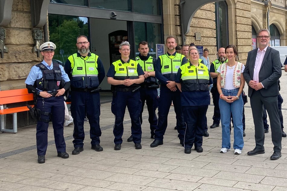 Geschäftsführerin der DB-Sicherheit, Britta Zur (r.) stellte die Bank gemeinsam mit ihren Kollegen vor.