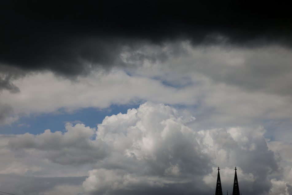 Am Wochenende ziehen in NRW dunkle Wolken auf: Der Deutsche Wetterdienst hat Regen und Gewitter angekündigt.