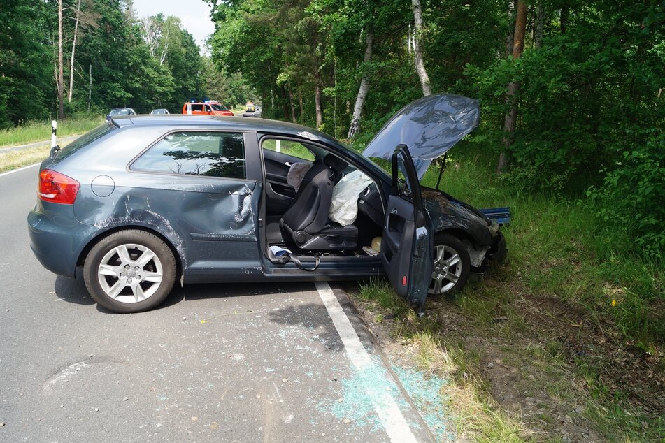 Am Fahrbahnrand kollidierte das Auto mit einer Wurzel und überschlug sich.