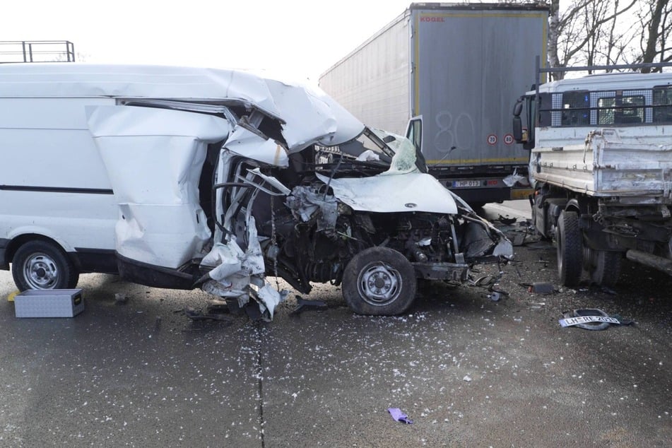 Unfall-Drama auf der A555: Zwei Fahrer eingeklemmt und schwer verletzt