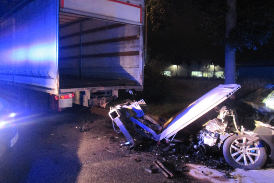 Durch die Wucht des Aufpralls riss die Ladebord-Wand des Lastwagens ab und krachte auf die Motorhaube des Passats.