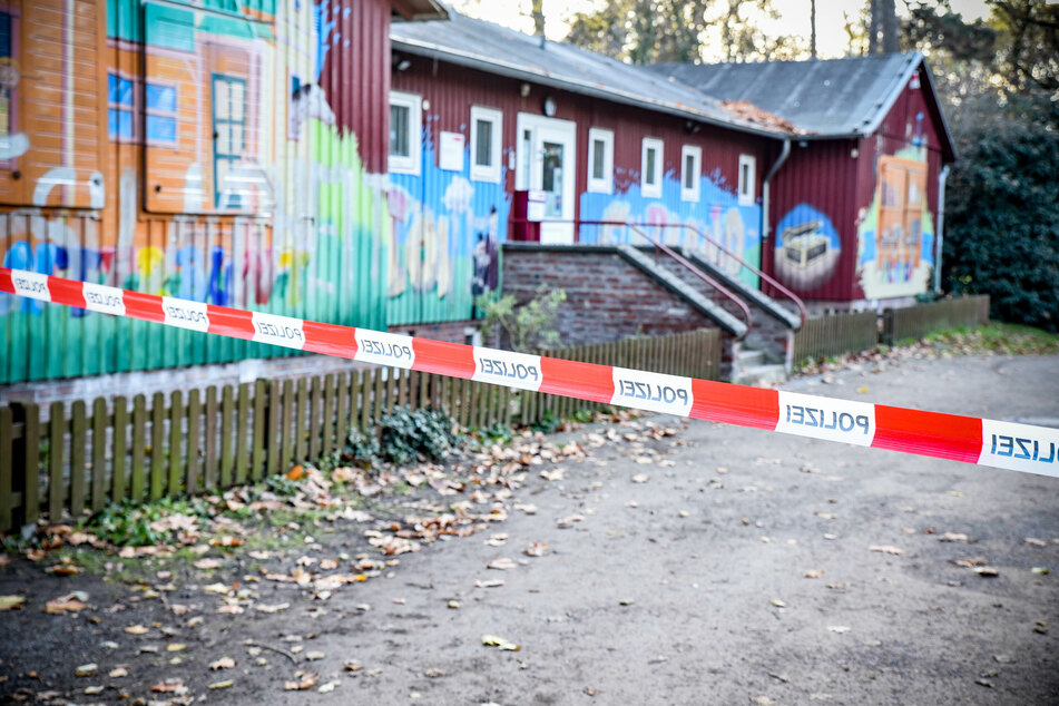 Der Mann wurde mit lebensgefährlichen Schnittwunden entdeckt. Am Tatort zeugten Blutspuren von dem Verbrechen.