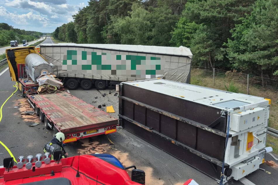 Unfall A9: Heftiger Lkw-Crash auf A9: Zwei Schwerverletzte, Autobahn neun Stunden gesperrt